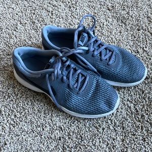 Nike grey tennis shoes (6.5)